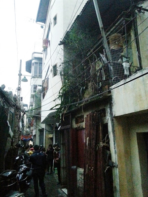 Ngôi[-]nhà[-]bị[-]cháy[-]nằm[-]sâu[-]trong[-]ngõ.